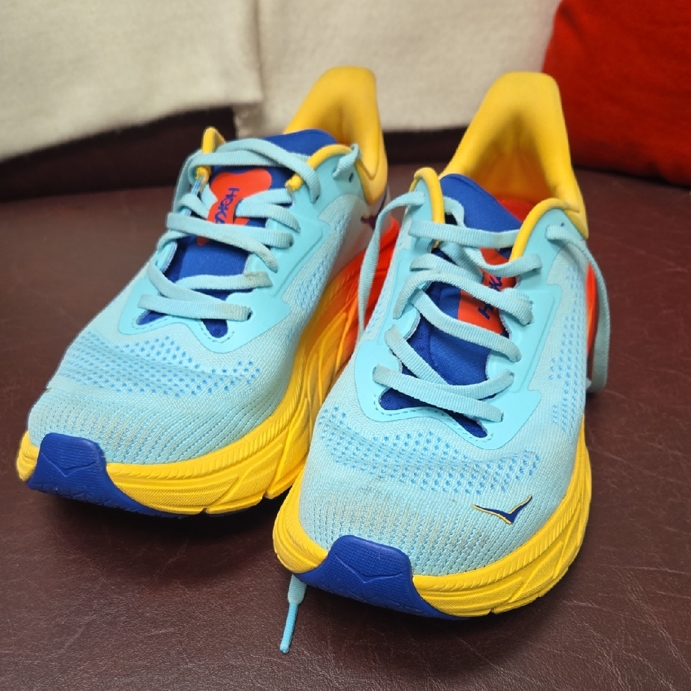 Hoka Arahi 7 Blue and Yellow Sneakers with Breathable Mesh. Size 8.5